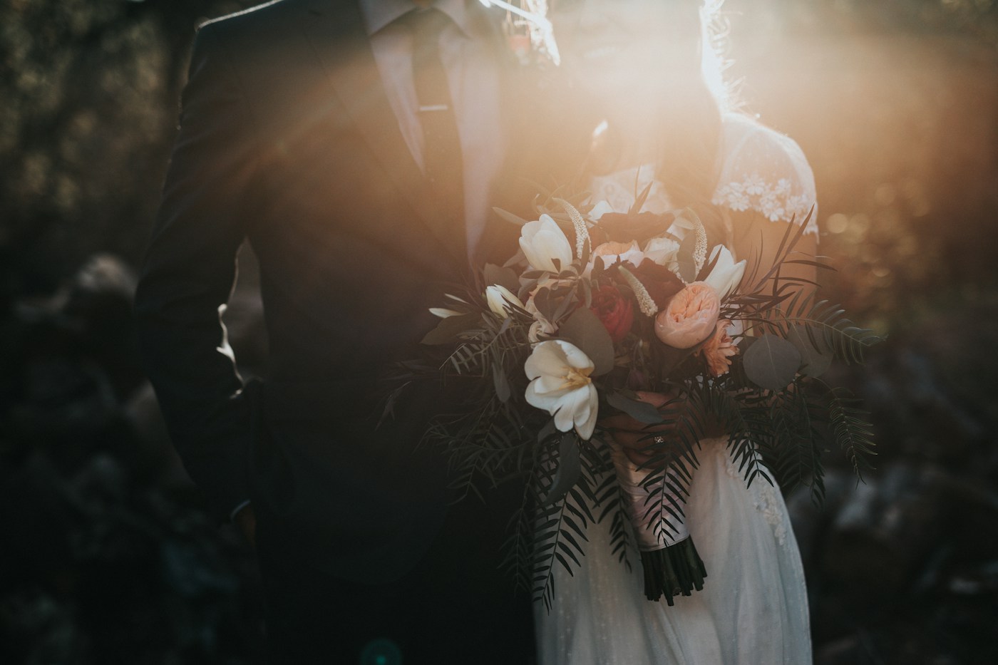 Casal numa celebração de casamento